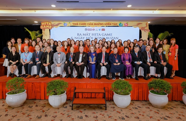 Buổi lễ có sự tham dự của Giáo sư Marek Kasperski (Chủ tịch Hội đồng Thể thao Trí tuệ Thế giới), phu nhân Petrina Kasperski cùng các vị khách quý trong Trung ương Hội kỷ lục gia Việt Nam