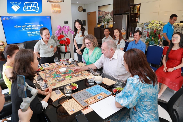 Giáo sư Marek Kasperski (Chủ tịch Hội đồng Thể thao Trí tuệ Thế giới) cùng phu nhân Petrina Kasperski đã có trải nghiệm chơi Hita Game thú vị và ý nghĩa